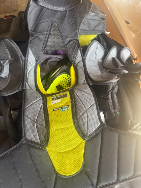 Men's Small Junior Bauer Supreme Mach Shoulder Pads (Used)