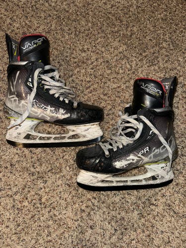 2021 Bauer Vapor Hyperlite Hockey Skates Regular Width Size 6.5 (Used)