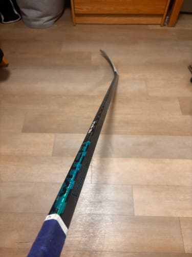 Intermediate Bauer Twitch Right Handed Hockey Stick P28 55 Flex
