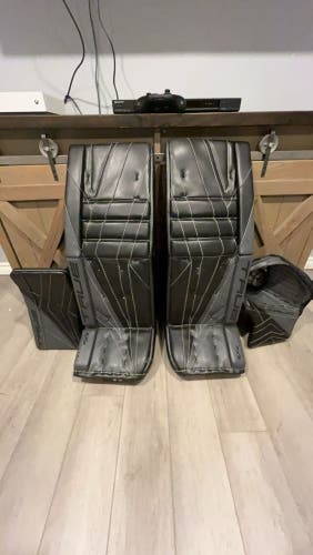 33" True Catalyst Px5 Goalie Leg Pads Pro Stock (Used)