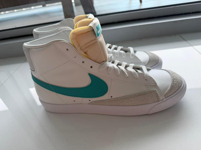 White Men's Adult Size M 11.5 (W 12.5) Nike (New)