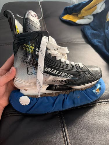 2023 Bauer Vapor Hyperlite 2 Hockey Skates 6.5 (Used)