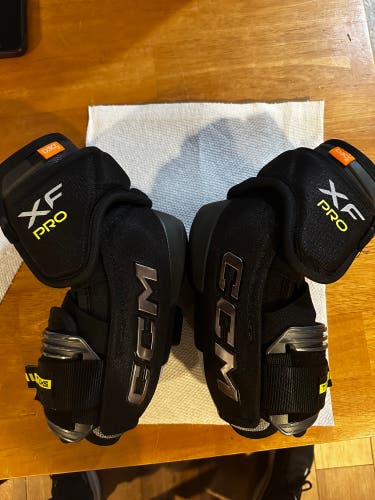 Senior Medium CCM Tacks XF Pro Elbow Pads