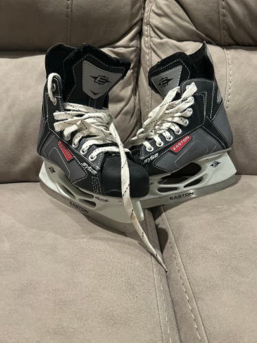Black Easton Synergy SYS2 Hockey Skates Regular Width Size 2 (Used)