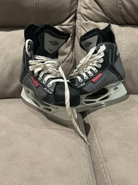 Black Easton Synergy SYS2 Hockey Skates Regular Width Size 2 (Used)