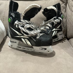 Black 2010 Reebok 7K Pump Hockey Skates Regular Width Size 2.5 (Used)