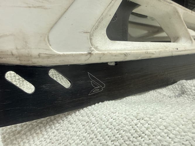 (Used) Byonic Goal Blade BG9 w/ Bauer S27 8.5 Senior Goalie Skates