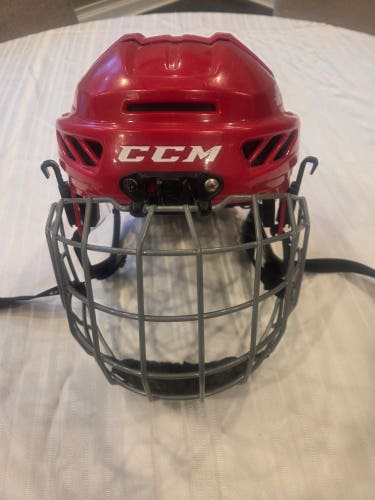 Junior Medium CCM FitLite 3DS Helmet Red (Used)