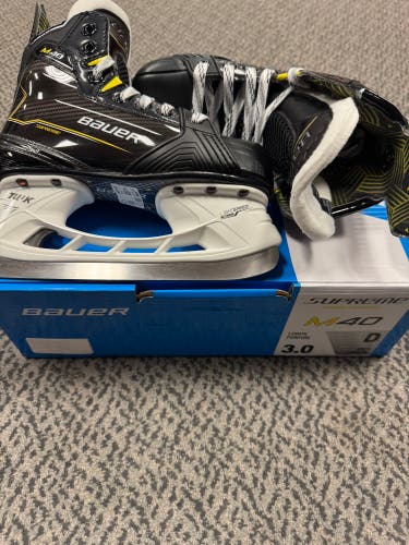 Bauer Supreme M40 Hockey Skates Regular Width Size 3 (New)