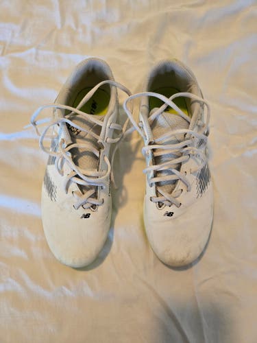 White Unisex Size M 8.5 (W 9.5) Adult New Balance Low Top Molded Cleats (Used)
