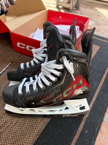 Red 2025 CCM JetSpeed FT8 Pro Hockey Skates Regular Width Size 5.5 (New)