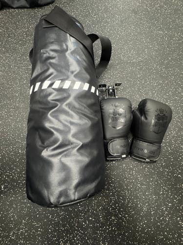 Used FIVING KIDS 6 OZ GLOVES Boxing Heavy Bag Black 40 lb 11849-S000038385