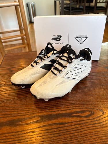 White Men's Size M 7.5 (W 8.5) Youth New Balance Low Top Molded Cleats (New)