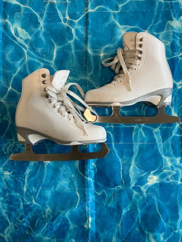 Jackson Ultima 150 Figure Skates Junior 3 (Used)