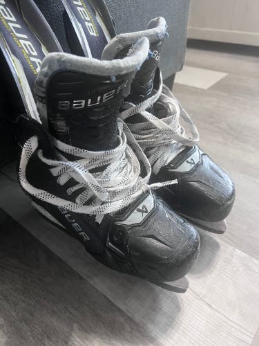 Black 2024 Bauer Supreme Shadow Hockey Skates Regular Width 7 (Used)