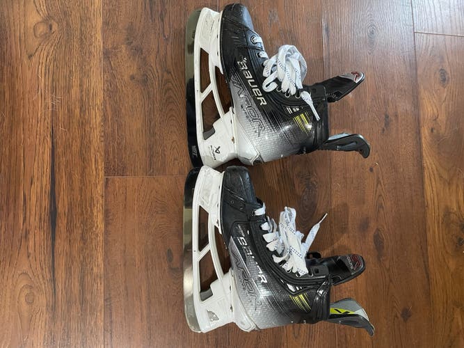 2023 Bauer Vapor Hyperlite 2 Hockey Skates Size 4 (Used)