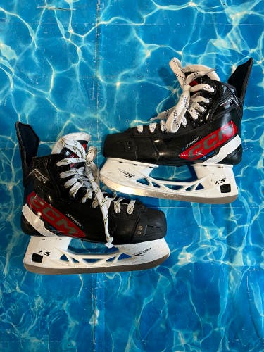 Junior CCM JetSpeed FT670 Hockey Skates Regular Width Size 3.5 (Used)