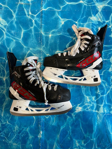 Junior CCM JetSpeed FT670 Hockey Skates Regular Width Size 3.5 (Used)