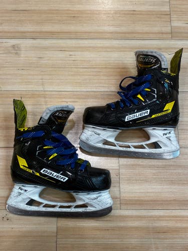 Junior Bauer Supreme M4 Hockey Skates Regular Width Size 3 (Used)