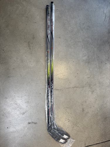 2 pack, Junior Bauer Vapor Hyperlite 2 Right Handed Hockey Stick P28 40 Flex (New)