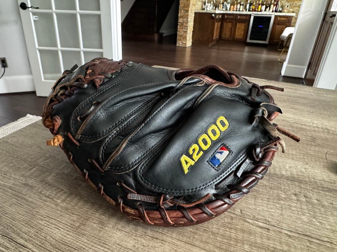 Wilson A2000 Pro Stock Kip A2403  RH Catcher's Baseball Glove 32.5" (Used)