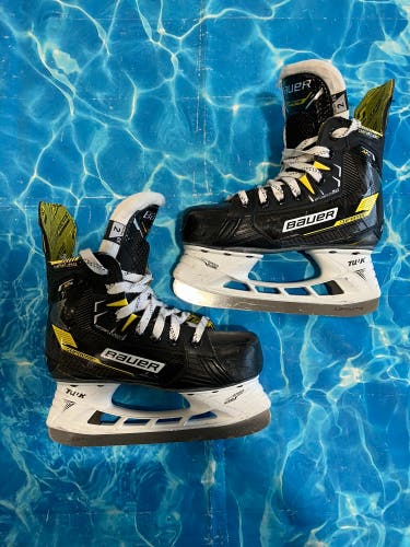 Junior Bauer Supreme M4 Hockey Skates Extra Wide Width Size 2 (Used)