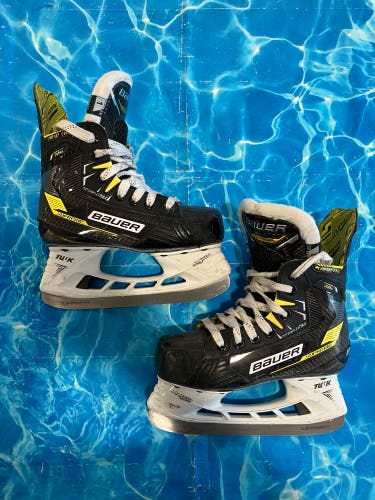 Junior Bauer Supreme M4 Hockey Skates Extra Wide Width Size 1 (Used)