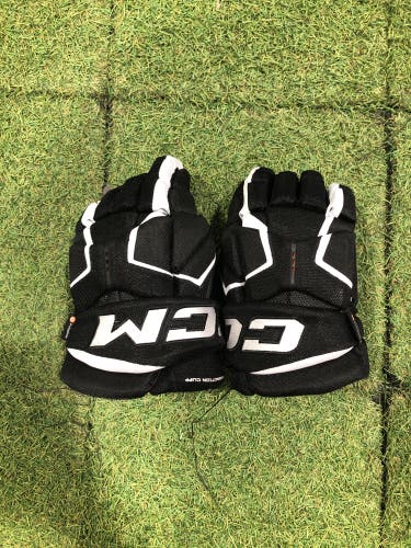Junior CCM Tacks AS-V Gloves 11" (Used)