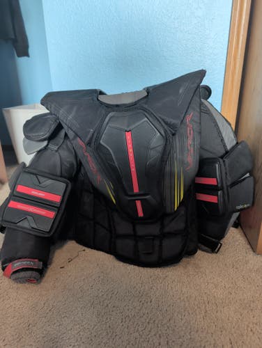 Medium Bauer Hyperlite 2 Goalie Chest Protector (Used)