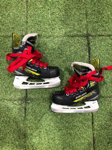 Youth Bauer Vapor X4 Hockey Skates Regular Width 12 (Used)
