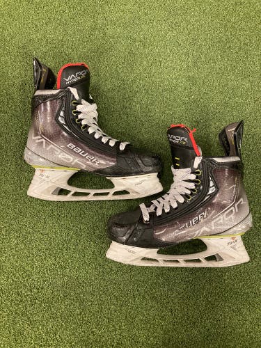 Intermediate Bauer Vapor Hyperlite Hockey Skates | Size 5 Fit 2