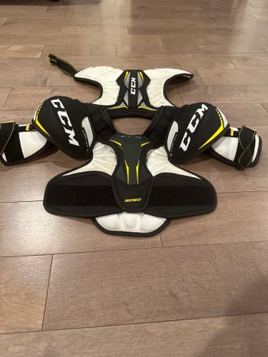Men's Junior CCM Tacks 9060 Shoulder Pads (Used)