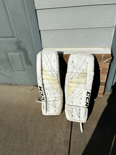 28" 2022 CCM EFlex 5 Goalie Leg Pads (Used)