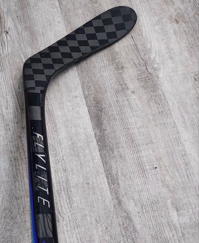 Senior Bauer Vapor FLYLITE Right Handed Hockey Stick P28 77 Flex