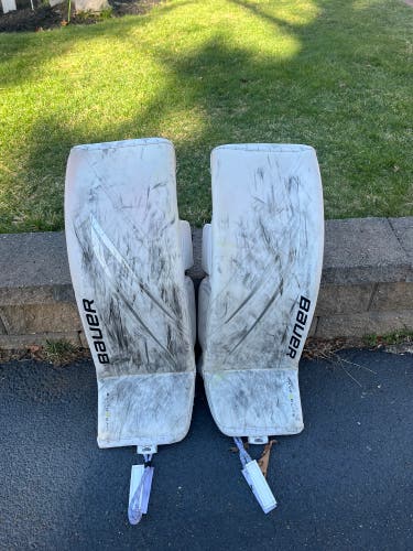 Medium Bauer Vapor Hyperlite 2 Goalie Leg Pads (Used)