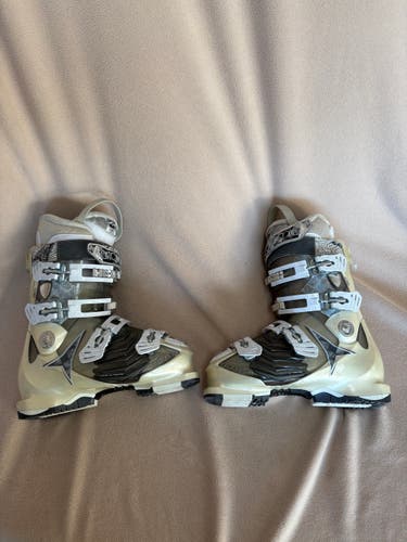 Mondo 25 & 25.5 Unisex Atomic Hawx 90 Ski Boots (Used)