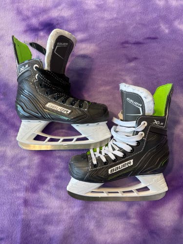 Junior Bauer XLS Hockey Skates Regular Width Size 1 (Used)