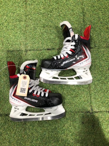 Junior Bauer Vapor Fly30 Hockey Skates Regular Width Size 2 (Used)