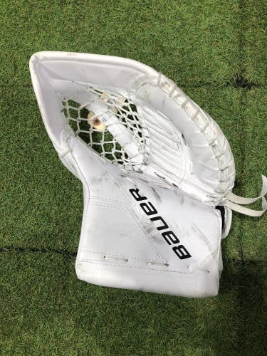 Junior Bauer Supreme M5 Pro Goalie Glove Regular (Used)
