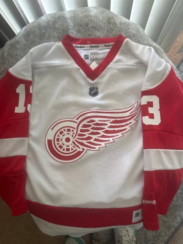 White Small / Medium Kids Unisex Reebok Jersey (Used)
