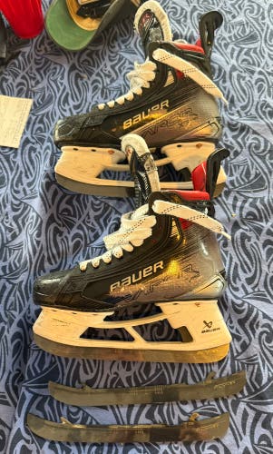2024  Bauer Vapor X5 Pro Hockey Skates Size 4.5 (Used)