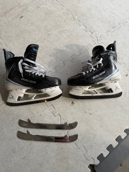 2025 Bauer Vapor Flylite Hockey Skates Regular Width Size 5.5 (Used)