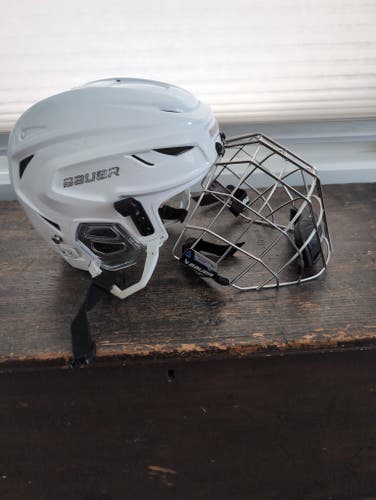Small / Medium Bauer Hyperlite 2 Helmet (Used) w/ brand new Chrome facemask.