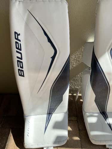 Medium 2025 Bauer FlyLite Goalie Leg Pads (Used)