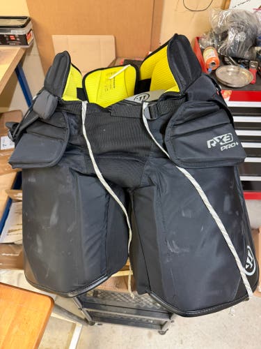Senior XXL Hockey Goalie Pants (Used)