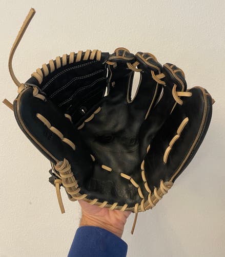 Wilson A2000 B2 Made in Japan RH Pitcher's Baseball Glove 12" (Used)