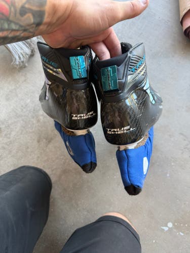 2021 True TF9 Hockey Goalie Skates Regular Width 8.5 (Used)