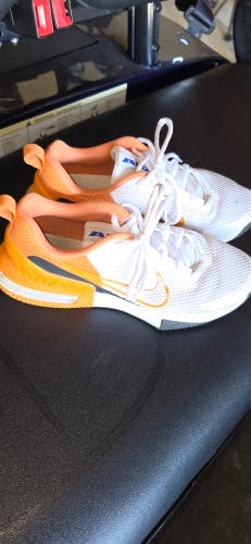 White Men's Size M 10.0 (W 11.0) Adult Nike Shoes (Used)