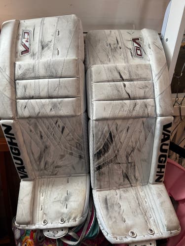26" Vaughn V10 Goalie Leg Pads (Used)