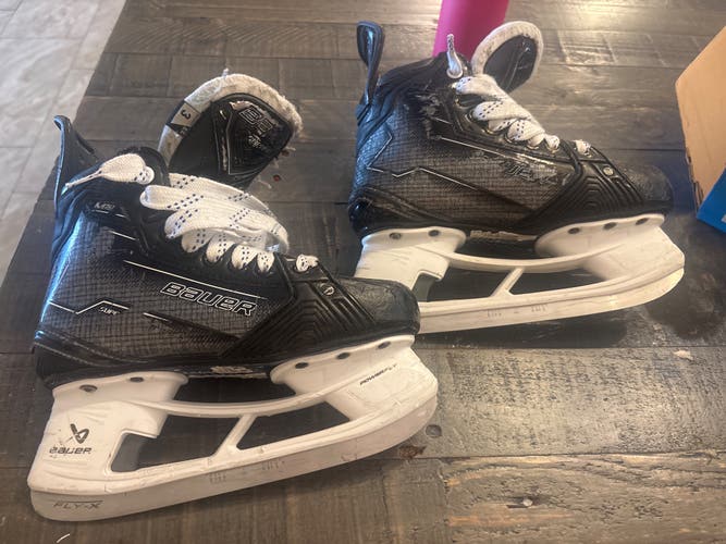 Black/White 2025 Bauer Vapor shadow Hockey Skates Regular Width Size 3 (Used) good condition